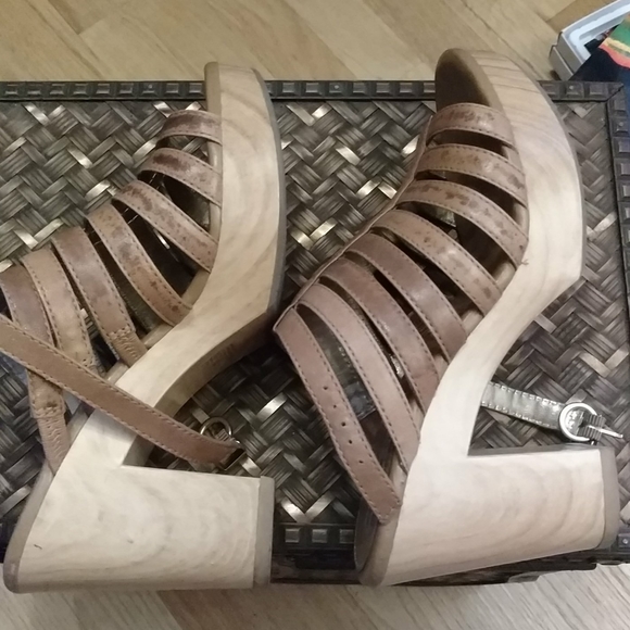 Banana Republic sandals on wooden platform - Picture 4 of 12